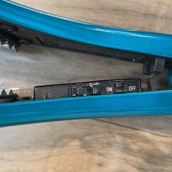 Excellent Condition Crimping Iron - Picture 8 of 10